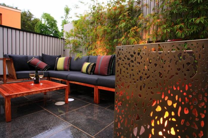 nowoczesny ogród eleganckie meble ogrodowe poduszki ogrodowe kominek