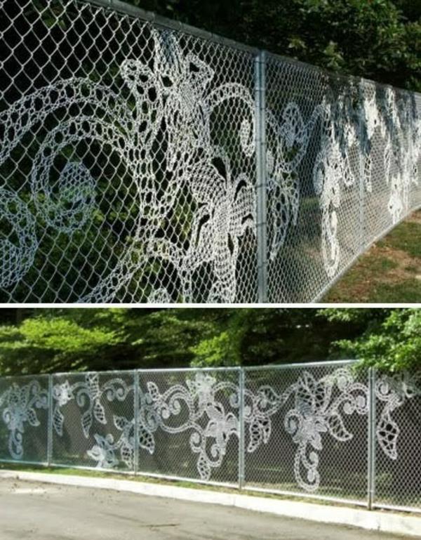 Clôture moderne à mailles losangées dans un jardin blanc