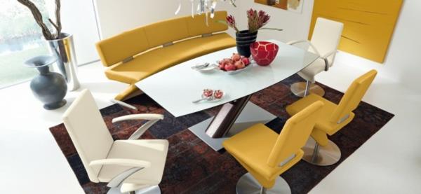 design moderne avec des chaises en cuir jaune