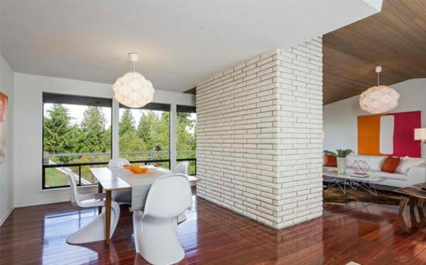 salle à manger moderne design parquet bois table en bois mur de briques