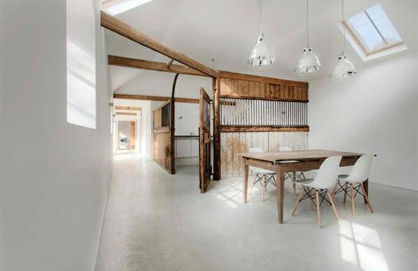 salle à manger moderne dans un style campagnard mobilier en bois table en bois pendentif lumières couleur du mur blanc