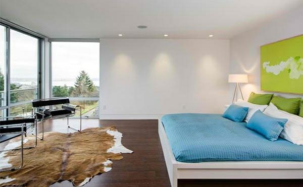 nowoczesne pomysły na kolor sypialni drewniana podłoga dywan z futra