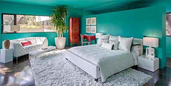 nowoczesne pomysły na kolor sypialni kolor ściany turkus układanie ciemnej drewnianej podłogi