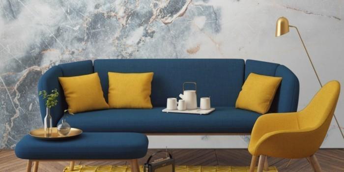 nowoczesna sofa w odcieniach niebieskiego żółte poduszki fotele
