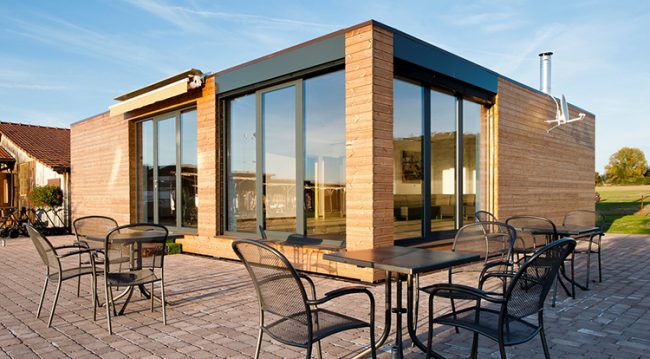 Takový dům s terasou a panoramatickými energeticky úspornými okny je vhodný pro trvalé bydlení v klimatických podmínkách středního pásma.