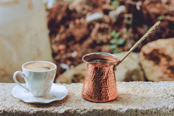 mokka gotuje kawę po turecku