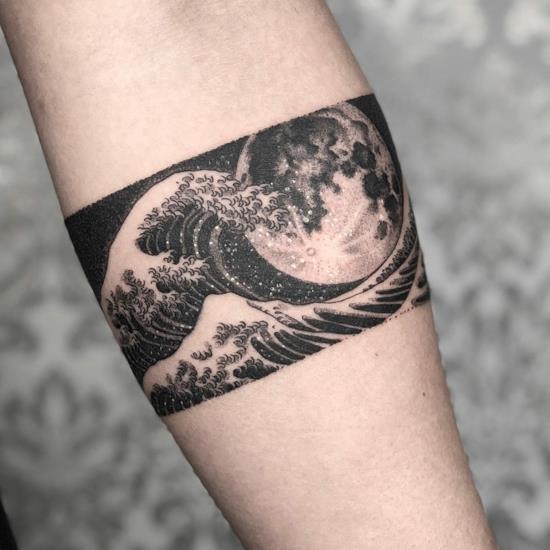 tatouage bracelet tsunami lune