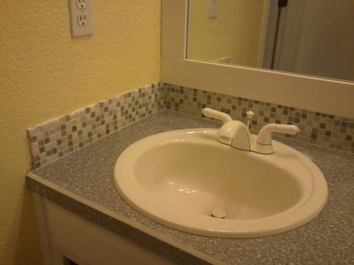 carrelage mosaique miroir lavabo blanc salle de bain