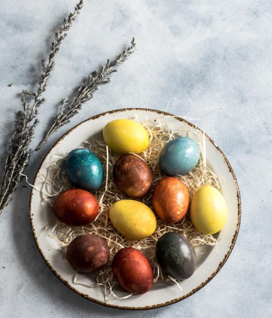zrównoważone barwienie jajek wielkanocnych za pomocą naturalnych materiałów