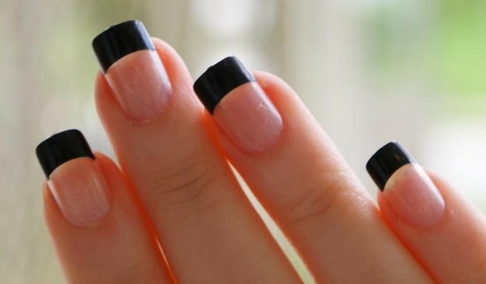 projekt paznokci czarny francuski manicure pomysły jasnoróżowa baza
