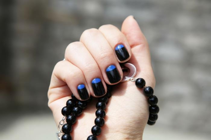 pomysły na lakier do paznokci czarno-niebieskie połączenie kolorów stylowe