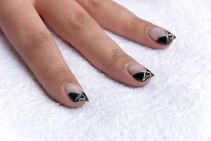 pomysły na lakier do paznokci czarny francuski manicure