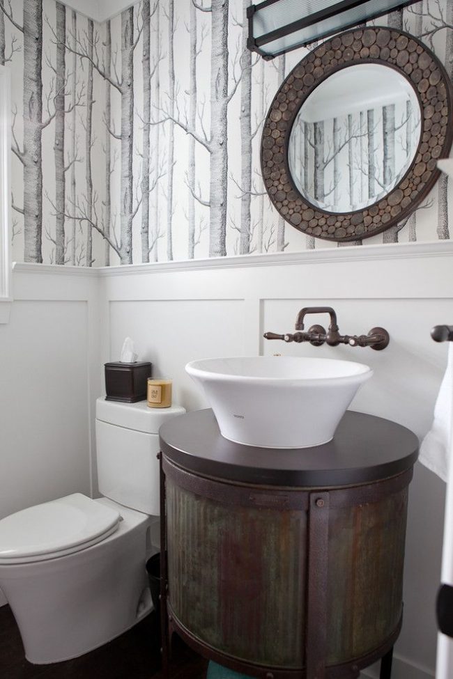 يمكن التقاط النمط القديم في تصميم الحمام من خلال الخزانة المعدنية المستديرة أسفل الحوض.