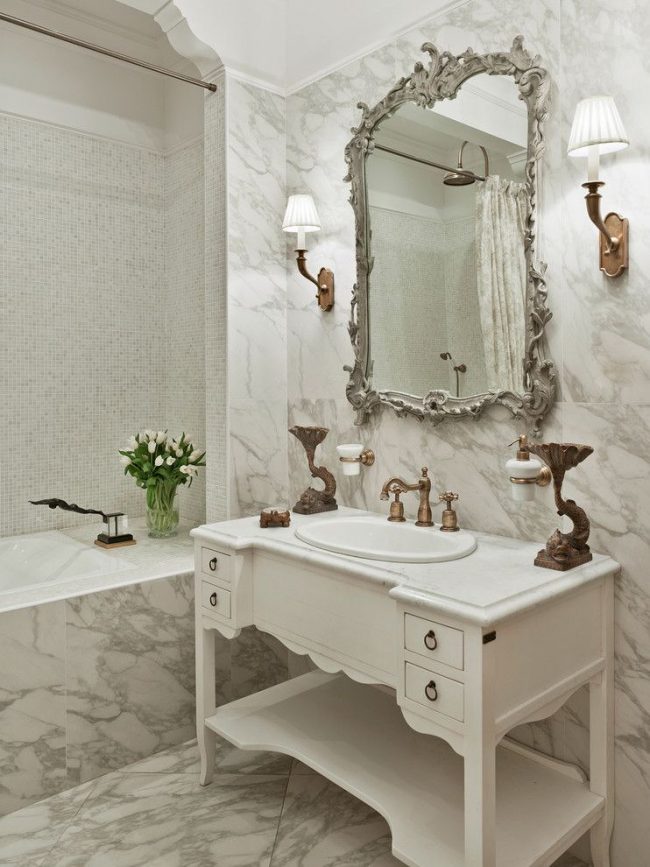 النمط الكلاسيكي في تصميم الحمام مع حوض صغير من الخزف