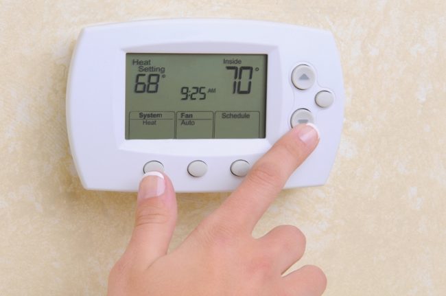 Електронен термостат контролира температурата на въздуха с помощта на един или повече сензори, което ще направи работата на вашия нагревател по -икономична