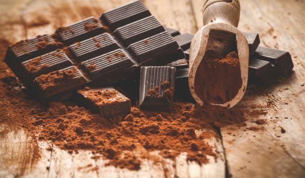 Le chocolat noir brûleur de graisse naturel avec une teneur élevée en cacao de plus de 75 pour cent est sain et favorise la perte de poids