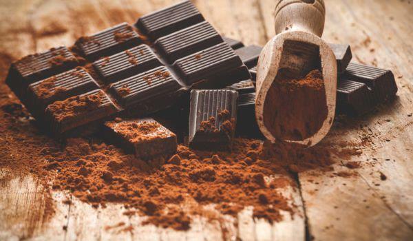 Le chocolat noir brûleur de graisse naturel avec une teneur élevée en cacao de plus de 75 pour cent est sain et favorise la perte de poids