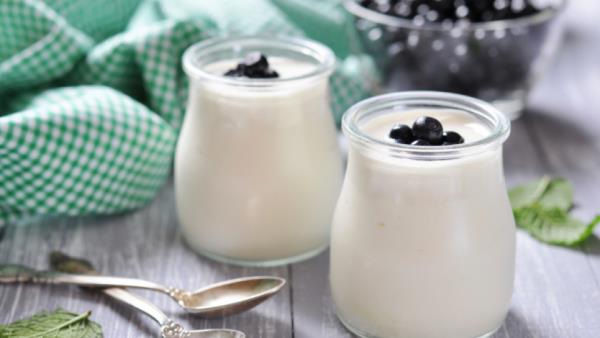 naturalny spalacz tłuszczu jogurt grecki dwie szklanki z jeżynami pozytywny wpływ na florę jelitową i bilans energetyczny w organizmie