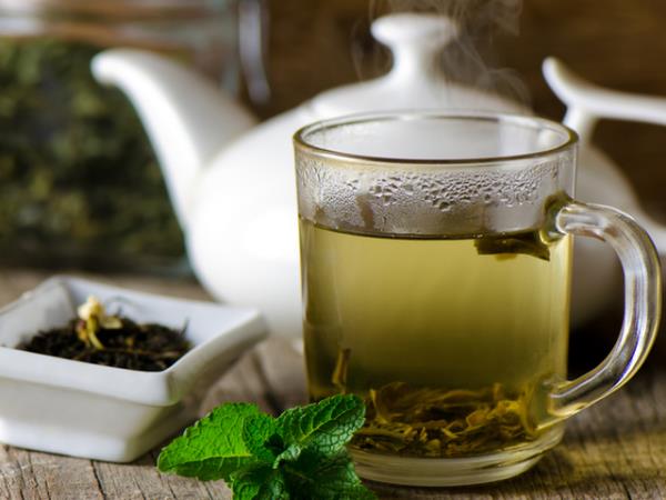 les brûleurs de graisse naturels boivent du thé vert en mélangeant une boisson chaude populaire avec d'autres herbes