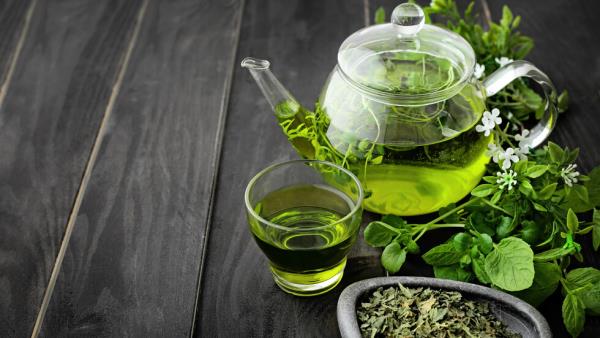 Picie naturalnych spalaczy tłuszczu zielonej herbaty odkryje wiele pozytywnych stron