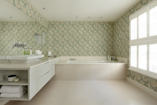 Schönes Badezimmer in hellen Farben