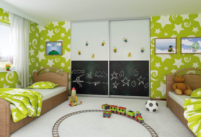 Originelles Design von Einbaumöbeln in einem Zimmer für zwei Kinder
