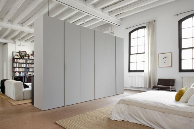Zonierung eines Studio-Apartments mit Möbeln