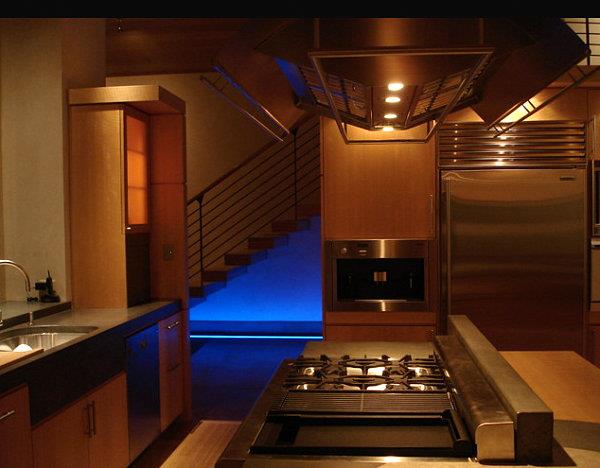 éclairage au néon dans le coin cuisine ambiance sombre