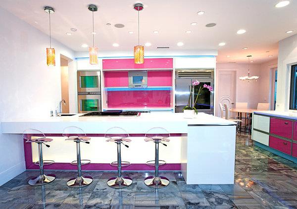 éclairage néon dans le coin cuisine moderne féminin coloré