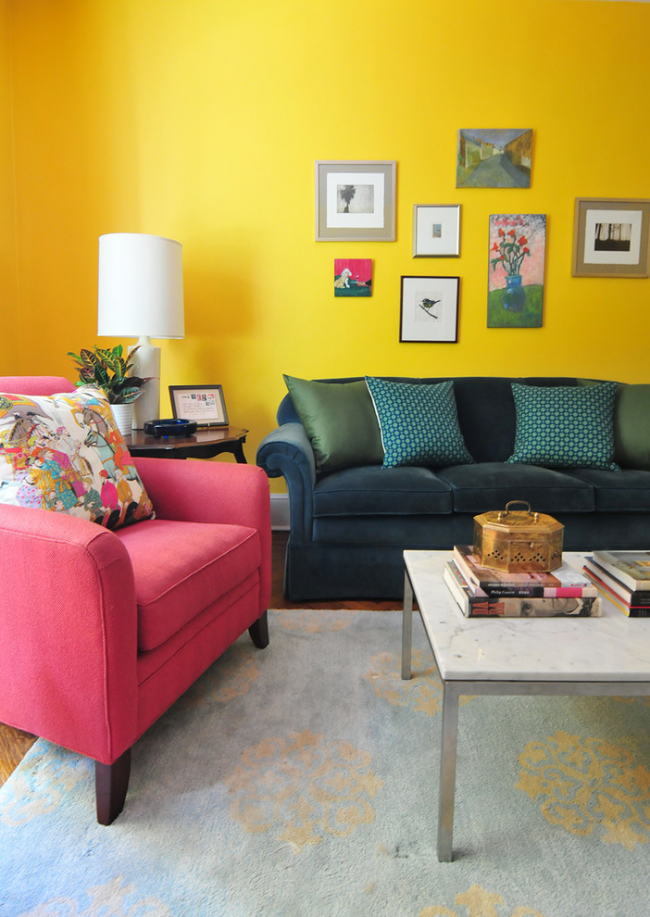 مزيج جميل من الألوان في تصميم غرفة المعيشة
