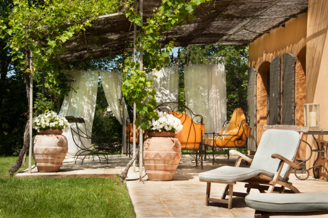 Gemütliche Terrasse mit Trauben bedeckt