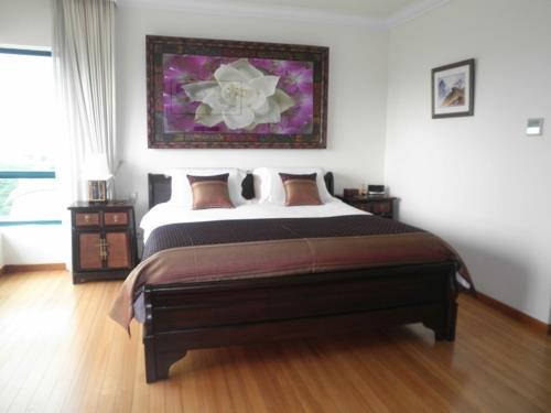 północna sypialnia feng shui elegancka drewniana podłoga lekka