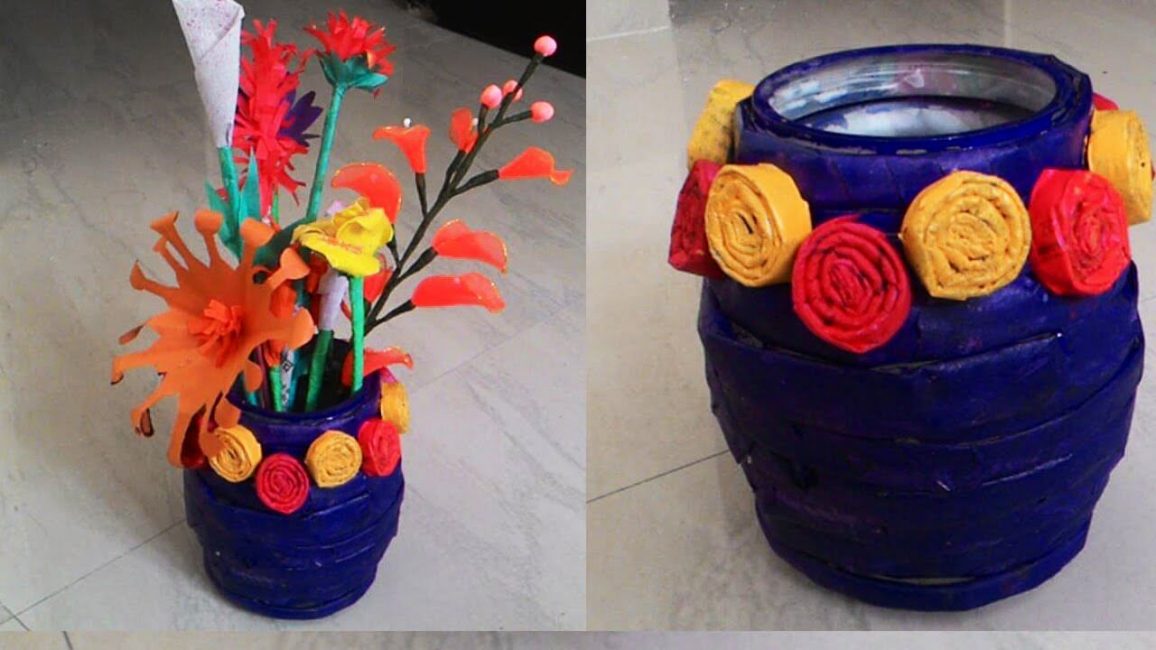 Modrá váza zdobená květinami ozdobí vaši komodu