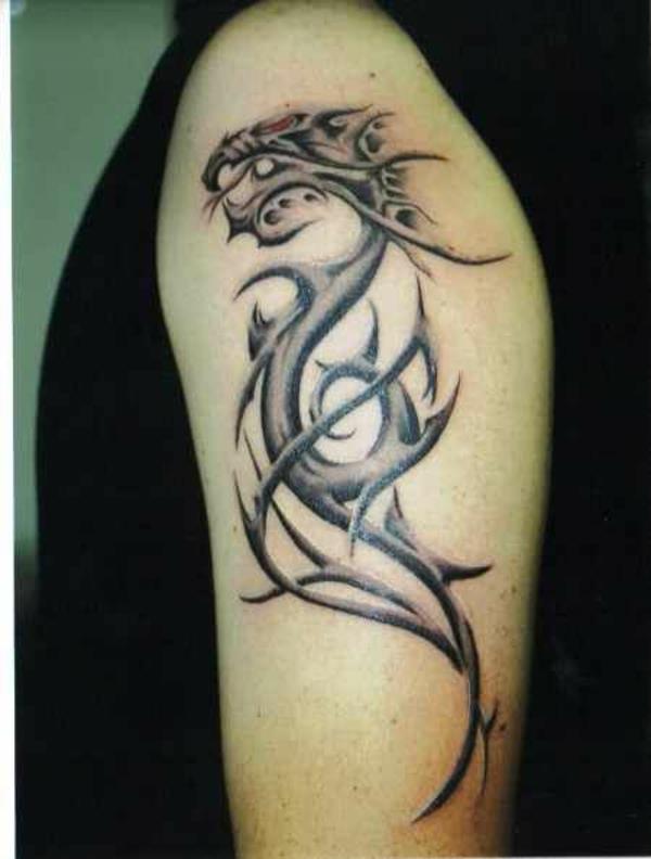 dragon de motifs de tatouage de bras