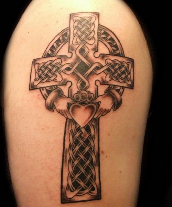 idées de tatouage motif croix moderne
