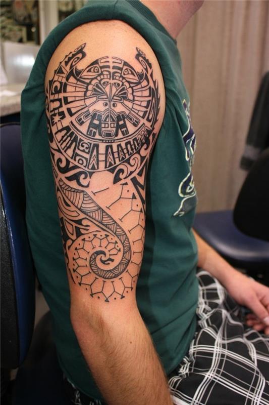 tatouage du haut du bras motifs maoris tribaux
