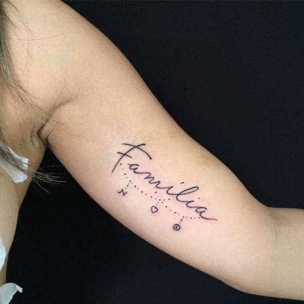 famille d'idées de polices de tatouage sur le haut du bras