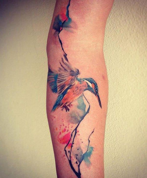 tatuaż na ramieniu plemienne kwiaty kolorowy ptak