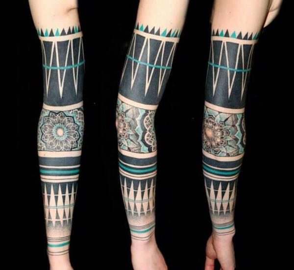 tatouage de bras de motifs de fleurs tribales