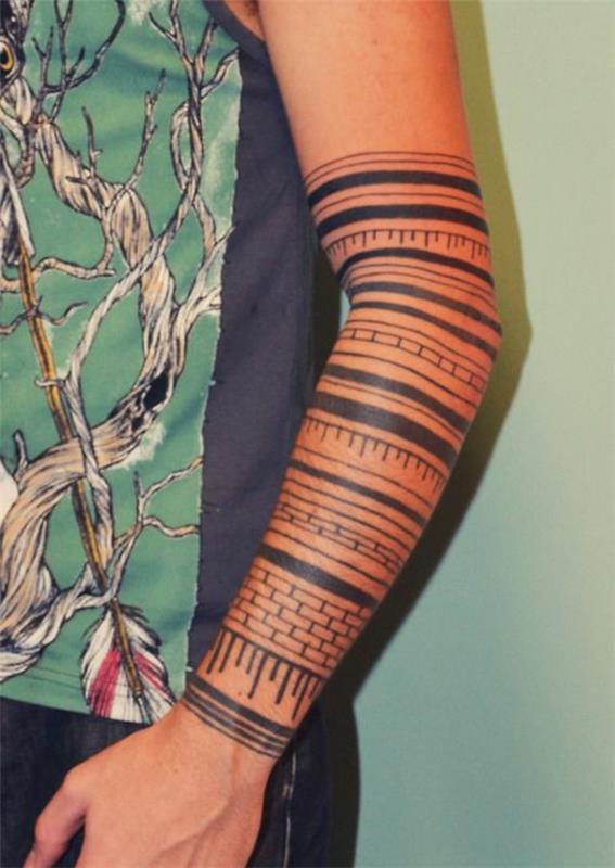 tatuaż na ramieniu plemienny kwiat paski