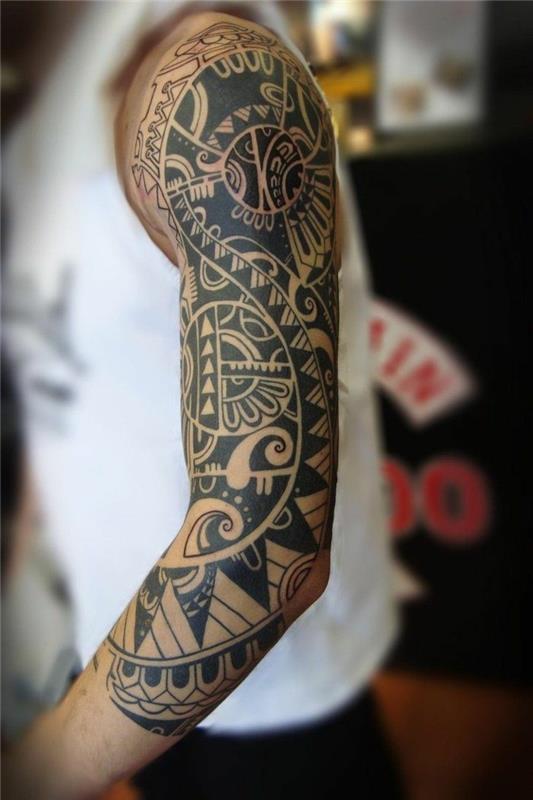 tatouage avant-bras haut du bras motifs maoris