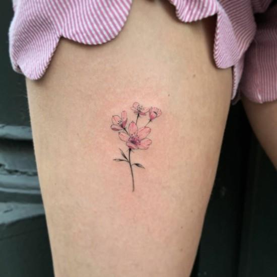 udo tatuaż z kwiatem wiśni minimalistyczny