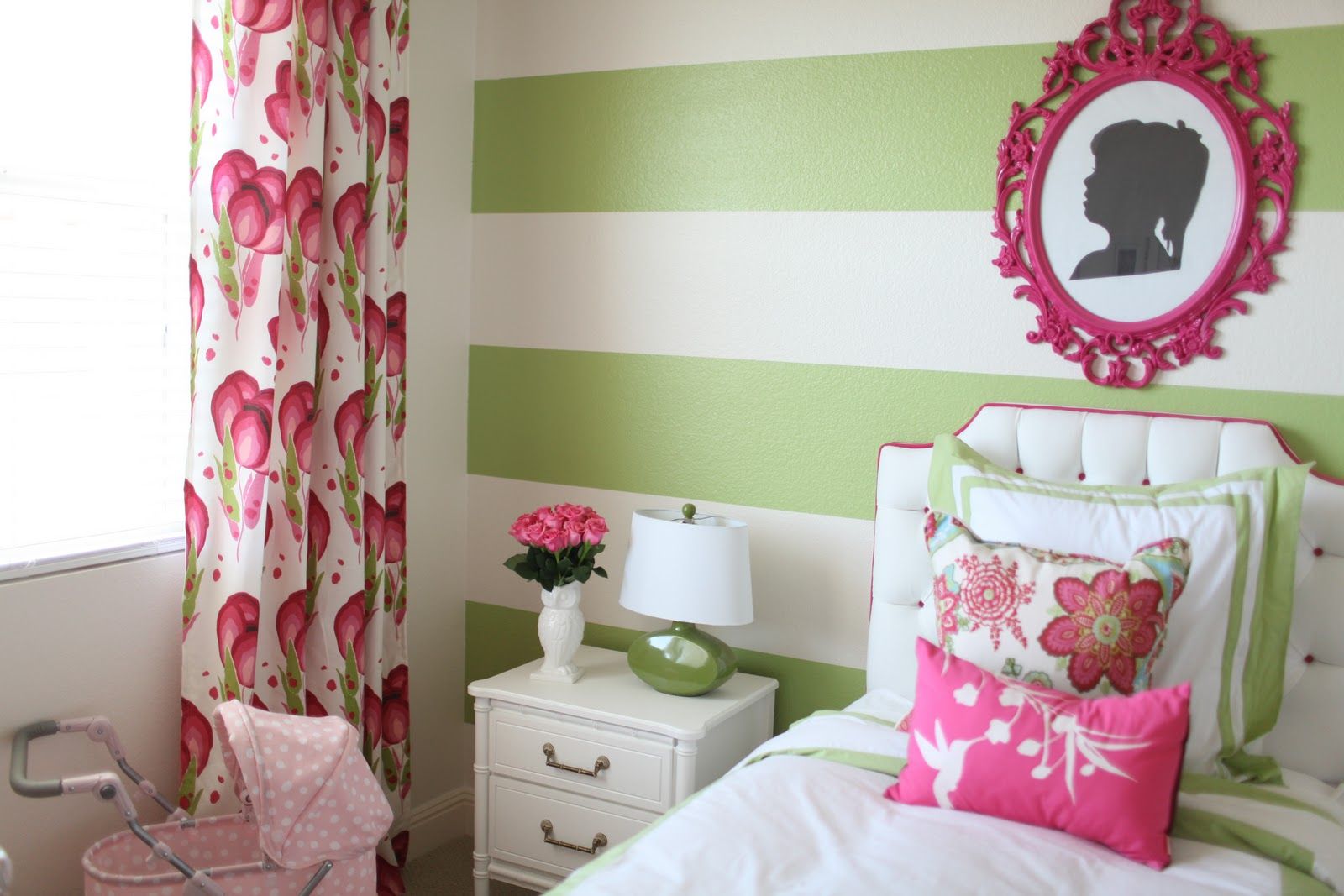 Снимка 10 - Тапет с широки зелени ивици в стаята за момичето