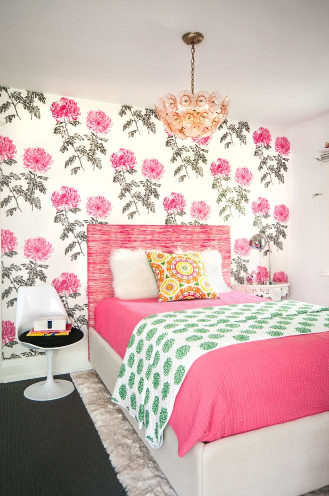 Tapeta s jasně růžovými květy v dívčím pokoji