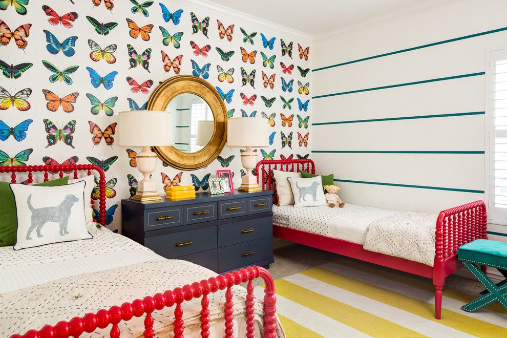 Снимка 1 - Ярки пеперуди по стената на детската стая създават игриво настроение