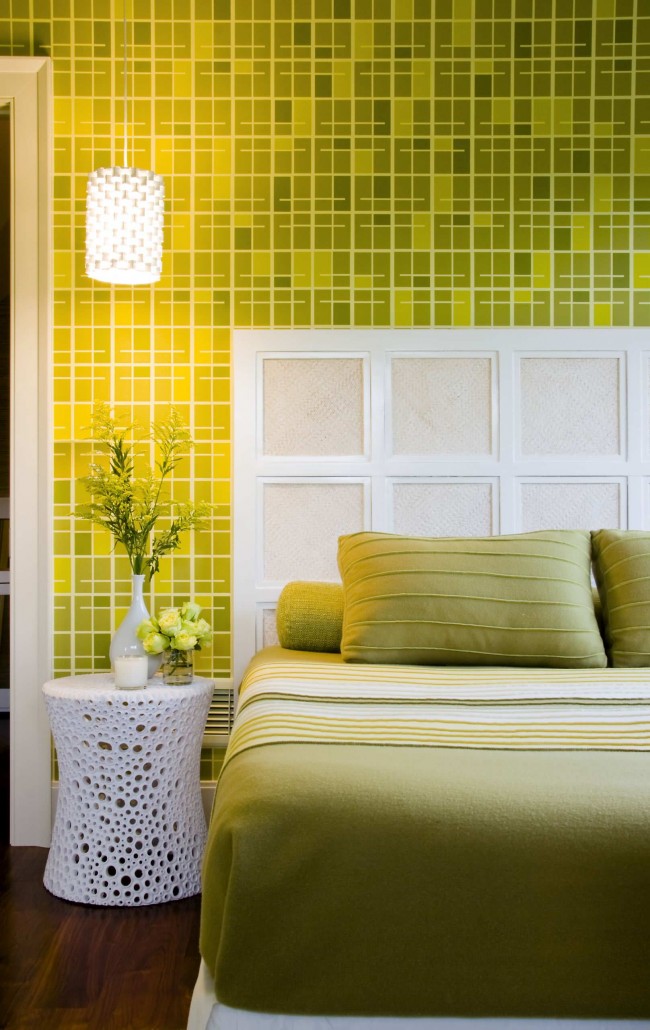 Когато използвате ярки цветове за стенни покрития, е по -добре да изоставите отпечатъка върху текстил. При това дайте предпочитание на монофонични, спокойни опции.
