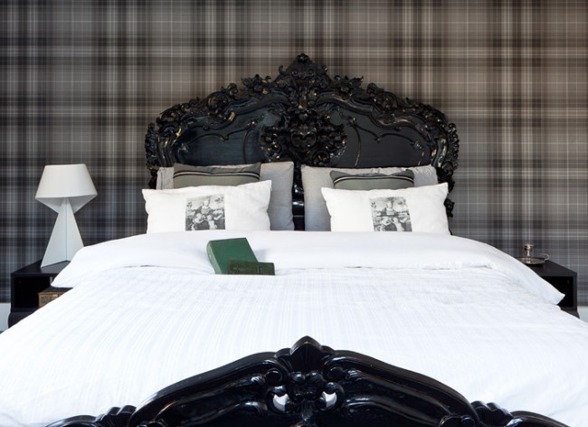 Индивидуален дизайн на спалня в тъмни цветове с карирана каре