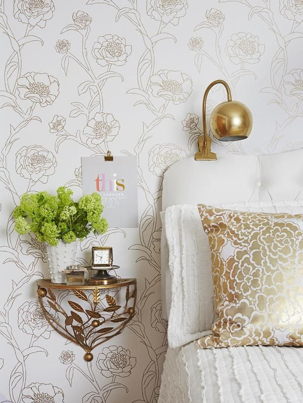 Тапетът е един от най -популярните варианти за декорация на стени в спалнята.