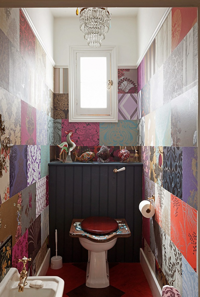 Patchworkový barevný panel v malé koupelně