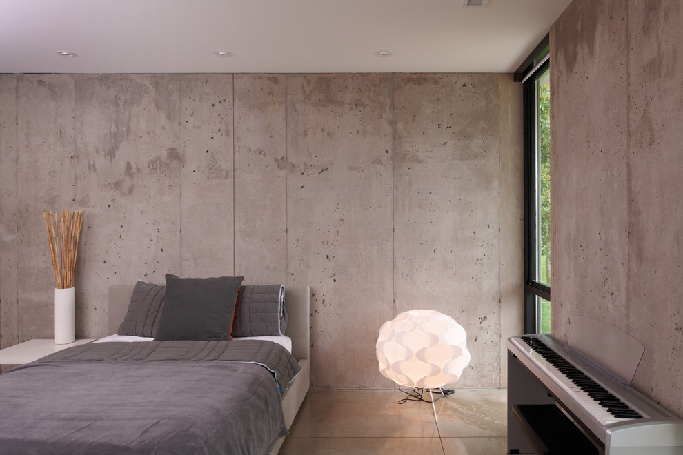 يحافظ ورق الحائط ذو التأثير الخرساني بشكل مثالي على الجو الخفيف والمشرق في غرفة النوم الفسيحة